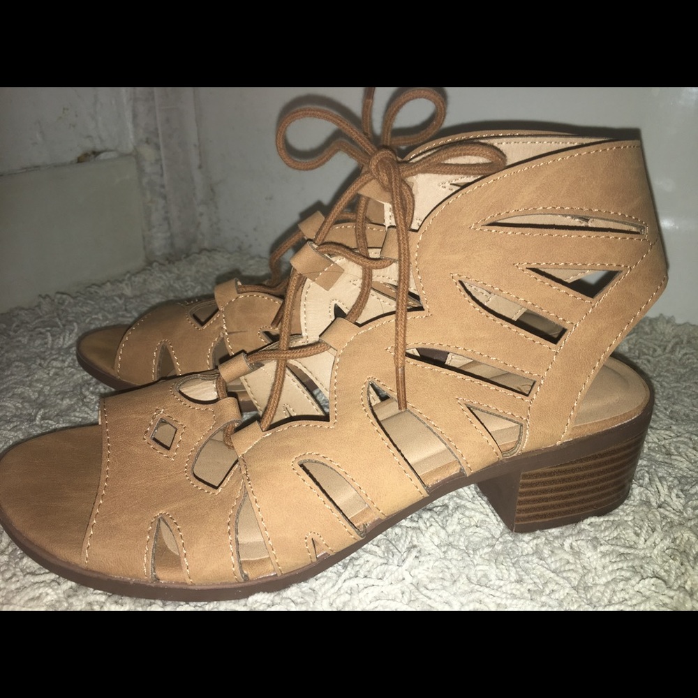 Cityclassified brown/taupe healed sandals